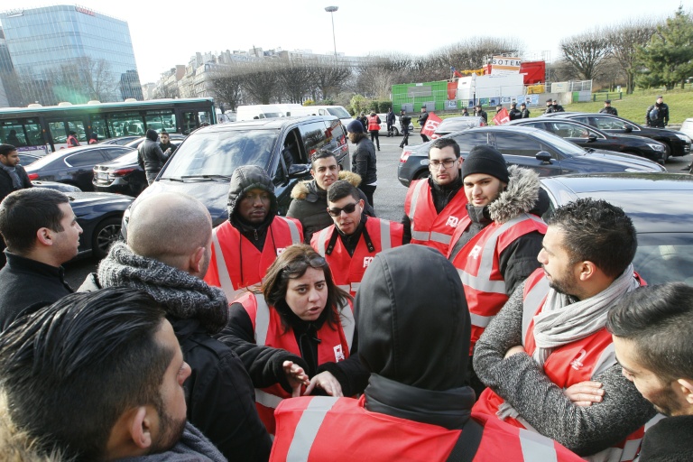 Des délégués syndicaux de Force Ouvrière (FO) parlent avec des chauffeurs de VTC lors d'une action Porte Maillot à Paris, le 11 février 2016