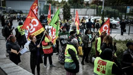 Des femmes de chambre de l'hôtel Ibis Batignolles manifestent devant le siège d'Accor, au troisième mois de leur grève pour réclamer de meilleures conditions de travail, le 17 octobre 2019 à Paris
