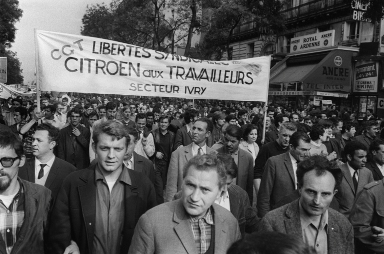 Des ouvriers de l'usine Citroën Ivry participent à une grande manifestation à l'appel de la CGT, le 29 mai 1968 à Paris, durant le mouvement de mai 1968 et la grève générale