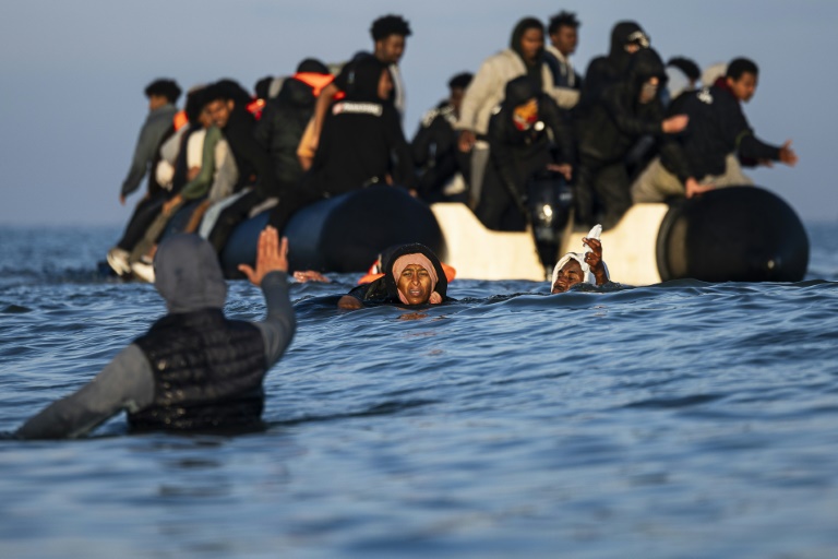 Des migrants tentent d'embarquer à bord d'un 