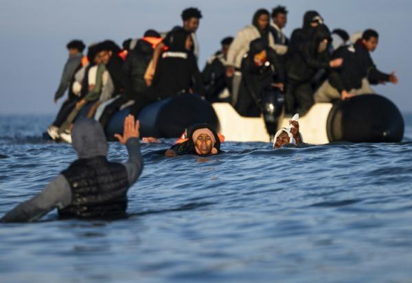 Des migrants tentent d'embarquer à bord d'un "small-boat" pour traverser la Manche au large de la plage de Gravelines, le 27 septembre 2025 dans le Nord