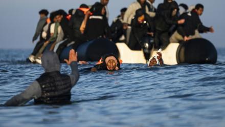 Des migrants tentent d'embarquer à bord d'un "small-boat" pour traverser la Manche au large de la plage de Gravelines, le 27 septembre 2025 dans le Nord