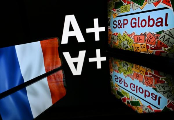 Plus d'un mois après avoir inopinément abaissé la note de la France, S&P Global Ratings pourrait à nouveau se prononcer sur la solvabilité du pays, confronté à de difficiles débats budgétaires à l'issue incertaine