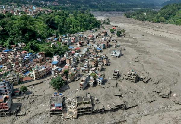 Des maisons en partie ravagées par la crue meurtrière le 26 août à Trishuli Bazar, au Népal