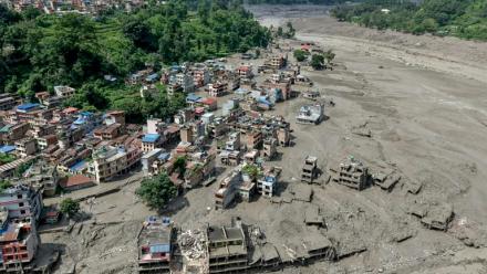 Des maisons en partie ravagées par la crue meurtrière le 26 août à Trishuli Bazar, au Népal