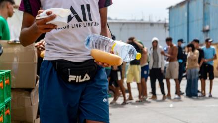 Des bénévoles de l'ONG Luna Blanca distribuent de la nourriture à des migrants sur le site industriel d'El Tajaral à Ceutae, Espagne, le 2 septembre 2026