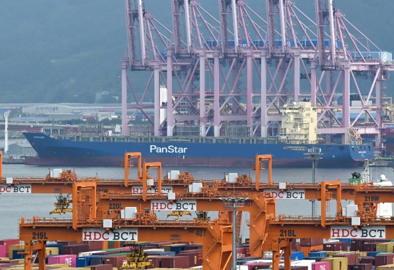 Le porte-conteneurs Panstar Acro est à l'ancre au nouveau port de Busan, le 22 août 2026, avant de mettre le cap sur l'Europe via l'Arctique afin de tester la viabilité commerciale de la route maritime ouverte par la fonte des glaces