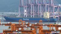 Le porte-conteneurs Panstar Acro est à l'ancre au nouveau port de Busan, le 22 août 2026, avant de mettre le cap sur l'Europe via l'Arctique afin de tester la viabilité commerciale de la route maritime ouverte par la fonte des glaces
