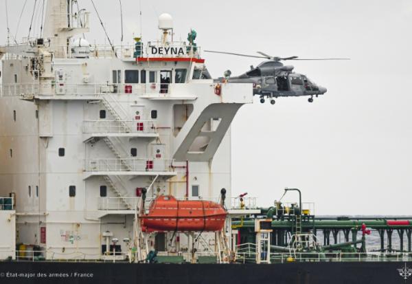 Image tirée d'une vidéo diffusée le 20 mars 2026 par l'État-major des armées montrant un hélicoptère de la Marine nationale française survolant le pétrolier Deyna, battant pavillon mozambicain, lors d'une opération d'interception en Méditerranée