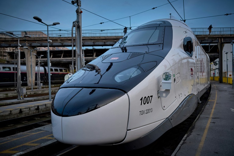 Le futur TGV M, construit par Alstom, qui sera mis en ligne le 1er juillet 2026 au lieu de début 2026, photographié à sa sortie d'un centre technique de la SNCF le 10 mars 2025
