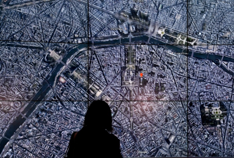 Une personne regarde une image satellite de Paris sur Google Earth, lors d'un événement au Whitney Museum, à New York, le 18 avril 2017