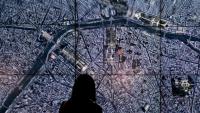 Une personne regarde une image satellite de Paris sur Google Earth, lors d'un événement au Whitney Museum, à New York, le 18 avril 2017