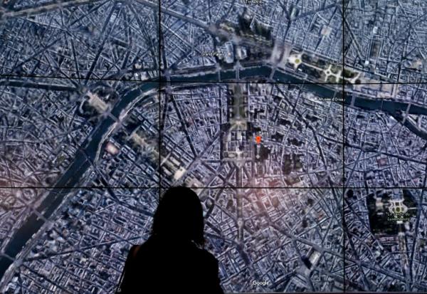 Une personne regarde une image satellite de Paris sur Google Earth, lors d'un événement au Whitney Museum, à New York, le 18 avril 2017