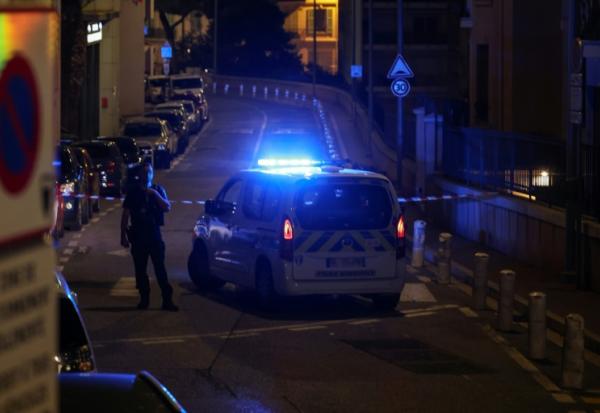 Un policier monte la garde à côté d'une voiture de police après avoir mis en place un périmètre de sécurité dans une rue, à la suite d'une explosion survenue dans un immeuble résidentiel à Monaco, près de la frontière avec la France, le 29 juin 2026