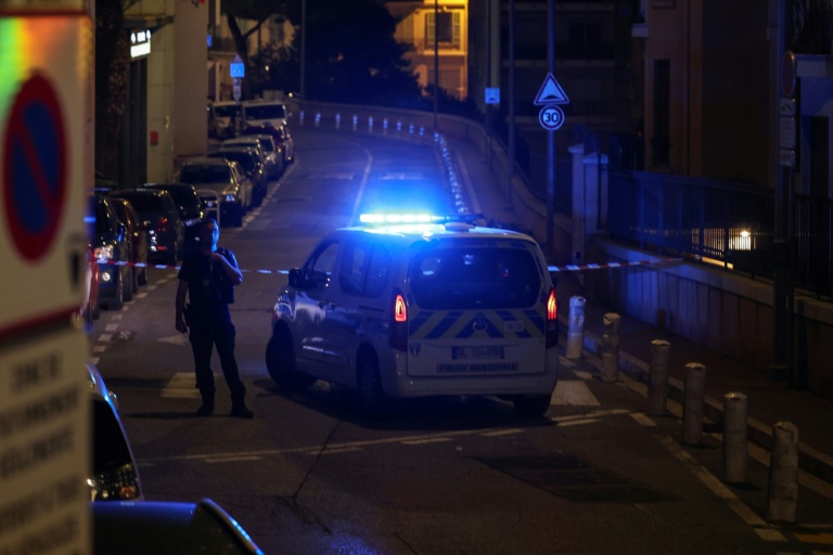 Un policier monte la garde à côté d'une voiture de police après avoir mis en place un périmètre de sécurité dans une rue, à la suite d'une explosion survenue dans un immeuble résidentiel à Monaco, près de la frontière avec la France, le 29 juin 2026