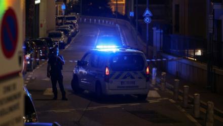 Un policier monte la garde à côté d'une voiture de police après avoir mis en place un périmètre de sécurité dans une rue, à la suite d'une explosion survenue dans un immeuble résidentiel à Monaco, près de la frontière avec la France, le 29 juin 2026