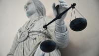 Le suspect a été mis en examen "pour préparation individuelle à la commission d'un acte de terrorisme", "fabrication ou commerce sans autorisation d'armes" de catégorie A ou B, "en relation avec une entreprise terroriste".