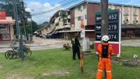 Un policier panaméen et un secouriste montent la garde à côté d'un immeuble effondré après un séisme, à Penonomé, au Panama, le 9 octobre 2026