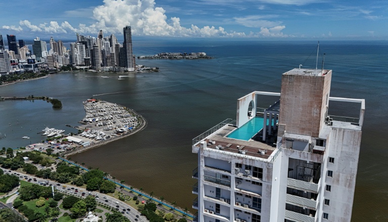 Vue aérienne de la baie dans la ville de Panama, après un puissant séisme, le 9 octobre 2026