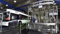 Un technicien travaille sur un bus à hydrogène SAFRA, le 4 mars 2021 à Albi