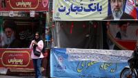 Une femme se tient sous une bannière représentant le guide suprême de l'Iran, l'ayatollah Mojtaba Khamenei, dans une rue de Téhéran, le 2 mai 2026