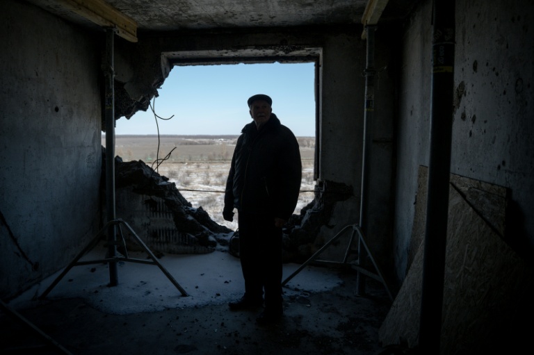 Grygoriï Gladysh, 79 ans, dernier résident d'un immeuble de Kharkiv endommagé par des frappes russes depuis le début de la guerre en Ukraine, le 27 février 2026