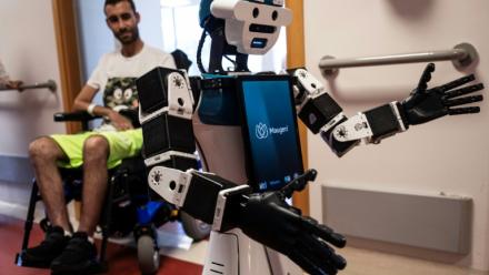 Le robot humanoïde Alter-Ego, conçu par l'Institut italien de technologie, assiste le patient Daniel Senna, à l'hôpital Maugeri de Milan, le 12 juin 2026
