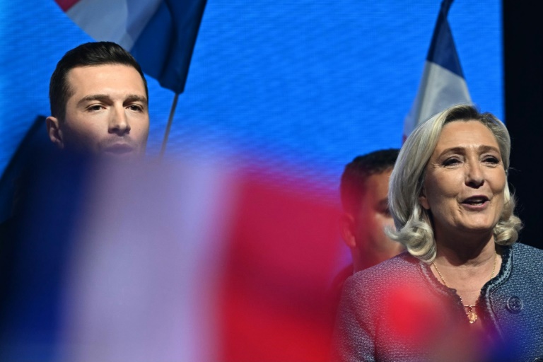 Marine Le Pen (d) et Jordan Bardella en meeting à Narbonne (Aude), le 1er mai 2025