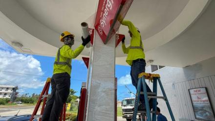 Des ouvriers consolident les panneaux d'une station service avant l'arrivée d'un "super typhon", le 4 juillet 2026 à Saipan, dans les Iles Mariannes du Nord  