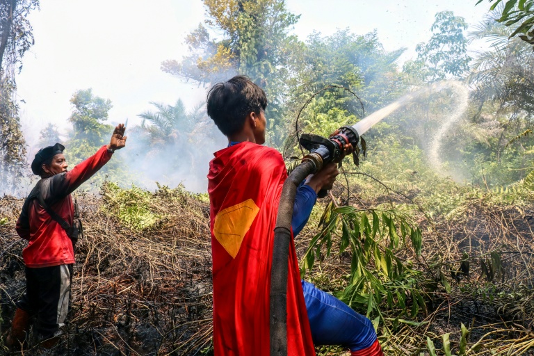 'adolescent indonésien Rudiansyah porte un costume de 