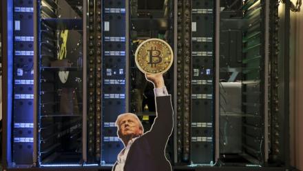 Le visage de Donald Trump sur un serveur lors d'une conférence Bitcoin à Las Vegas aux Etats-Unis, le 27 mai 2025