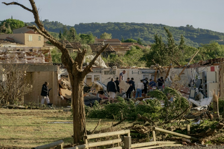 Cette photographie, prise le 24 août 2026, montre des toitures endommagées sur des bâtiments après le passage d'une tornade à Pomas, dans le sud-ouest de la France