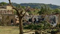Cette photographie, prise le 24 août 2026, montre des toitures endommagées sur des bâtiments après le passage d'une tornade à Pomas, dans le sud-ouest de la France