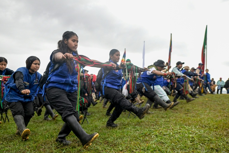 Des gardes indigènes de Colombie lors d'une séance d'entraînement à Caldono dans la région de la Cauca, le 12 octobre 2026, en hommage à la résistances des peuples autochtones après l'arrivée en Amérique de Cristophe Colomb