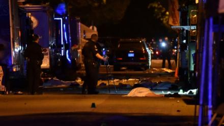 Des policiers sur le site où un automobiliste a foncé dans la foule lors d'un festival de rue de la communauté philippine à Vancouver, le 26 avril 2025 au Canada