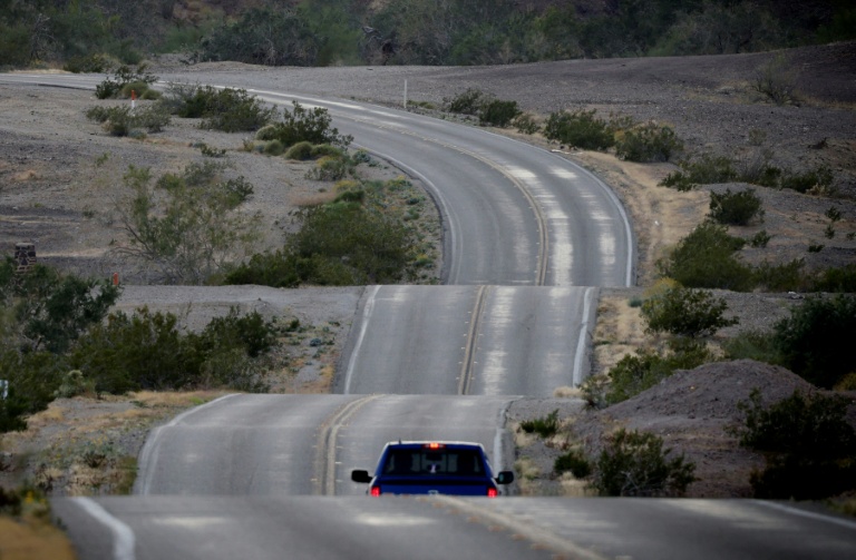 Une voiture roule sur la route où a été filmée la course-poursuite d'