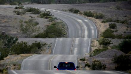 Une voiture roule sur la route où a été filmée la course-poursuite d'"Une bataille après l'autre", le 2 mars 2026 à Glamis, en Californie