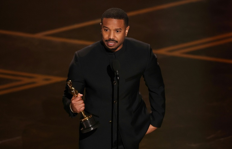 Michael B. Jordan reçoit la statuette du meilleur acteur, le 15 mars 2026 à Hollywood