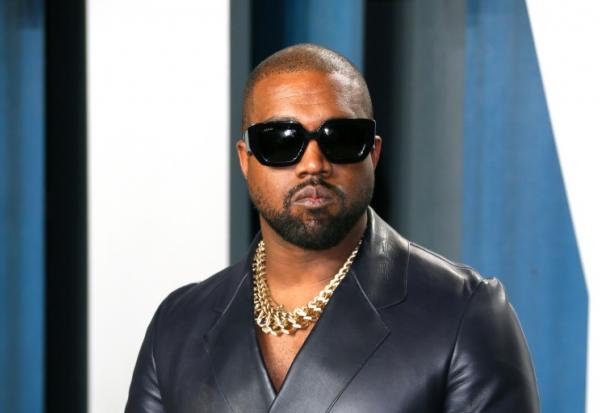 Le rappeur américain Kanye West sur le tapis rouge de la fête des Oscars du magazine Vanity Fair, le 9 février 2020 à Beverly Hills, en Californie