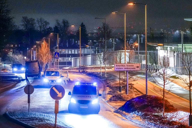 Des véhicules de police garés à l'extérieur de l'ambassade américaine cible d'une explosion, le 8 mars 2026 à Oslo 