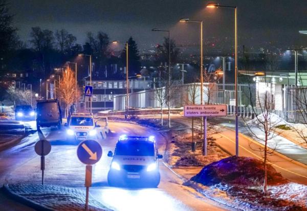 Des véhicules de police garés à l'extérieur de l'ambassade américaine cible d'une explosion, le 8 mars 2026 à Oslo 