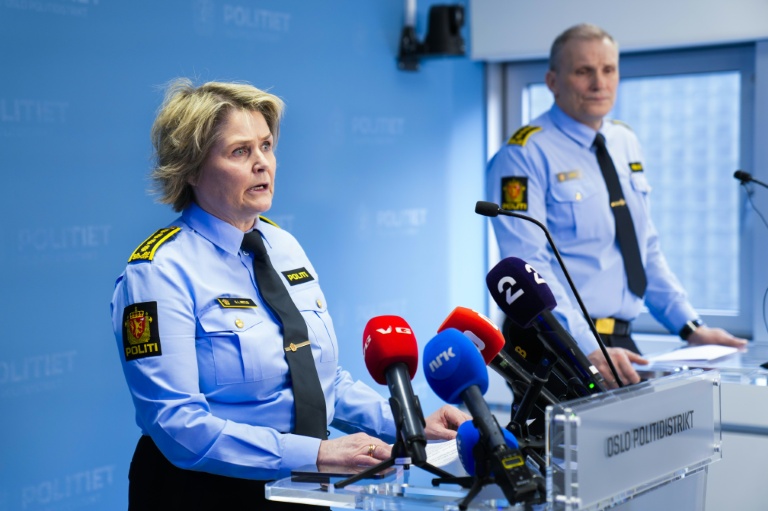 Grete Lien Metlid (G), cheffe de l'unité de coordination opérationnelle de la police, s'exprime lors d'une conférence de presse après une explosion qui a visé l'ambassade américaine, le 8 mars 2026 à Oslo 