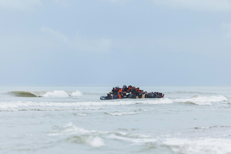Le pneumatique d'un passeur tente de traverser la Manche, depuis la plage de l'Ecault à Saint-Etienne-au-Mont dans le Pas-de-Calais, le 30 octobre 2024
