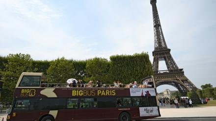Un car de touristes à Paris, le 13 août 2025