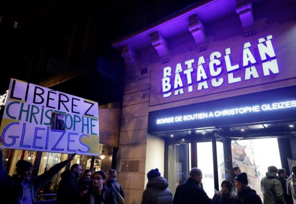 Le militant Jean-Baptiste Redde, alias Voltuan, tient une pancarte "Libérez Gleizes !", devant le Bataclan à Paris où une soirée est organisée par Reporters sans frontières (RSF) en solidarité avec le journaliste sportif détenu en Algérie, le 29 janvier 2026