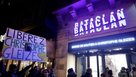 Le militant Jean-Baptiste Redde, alias Voltuan, tient une pancarte "Libérez Gleizes !", devant le Bataclan à Paris où une soirée est organisée par Reporters sans frontières (RSF) en solidarité avec le journaliste sportif détenu en Algérie, le 29 janvier 2026