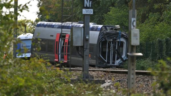 Photo d'une voiture du TER qui a déraillé faisant 44 blessés à Cléon, en Seine-Maritime, le 12 septembre 2026
