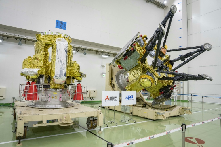 Un module de propulsion (g) et les modules d’exploration et de retour (d), qui composent la sonde Martian Moons eXploration (MMX), au centre spatial de Tanegashima, à Minamitane, dans la préfecture de Kagoshima au Japon, le 13 août 2026.