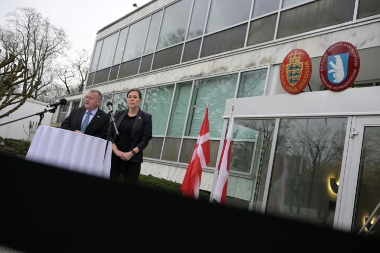 Le ministre danois des Affaires étrangères Lars Lokke Rasmussen et son homologue groenlandaise Vivian Motzfeldt donnent une conférence de presse à l'ambassade danoise de Washington, le 14 janvier 2026