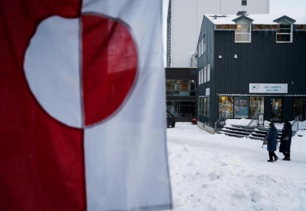 Un drapeau groenlandais dans une rue de Nuuk, la capitale de l'île arctique, le 14 janvier 2026